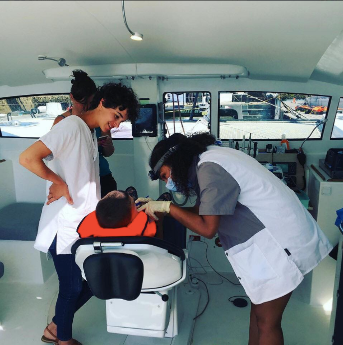 Prévention bucco-dentaire avec une Équipe d'étudiants sur le bateau Océan Dentiste