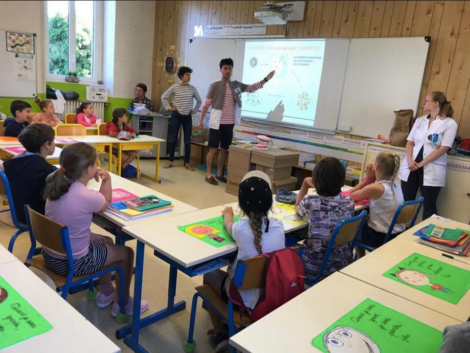 Prévention bucco-dentaire avec une Équipe d'étudiant d'Océan Dentiste dans une école