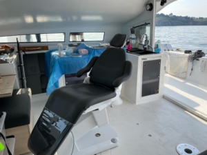 Le tout nouveau fauteuil dentaire Finndent, à bord du catamaran Océan Dentiste