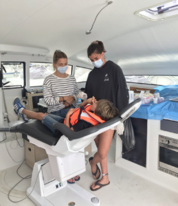 Océan Dentiste, prévention à bord du bateau. enfant sur le nouveau fauteuil dentaire Finndent