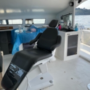 Le tout nouveau fauteuil dentaire Finndent, à bord du catamaran Océan Dentiste