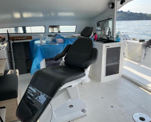 Le tout nouveau fauteuil dentaire Finndent, à bord du catamaran Océan Dentiste