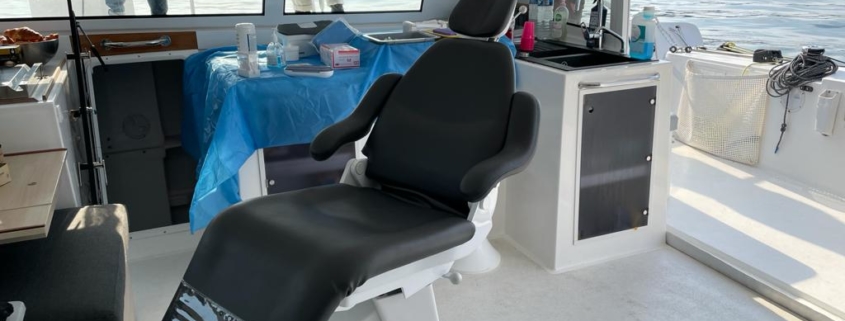 Le tout nouveau fauteuil dentaire Finndent, à bord du catamaran Océan Dentiste